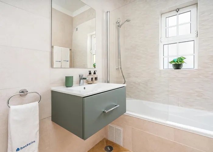 Sunny Flat W/ Balcony Near The Sea By Hostwise 아파트 *