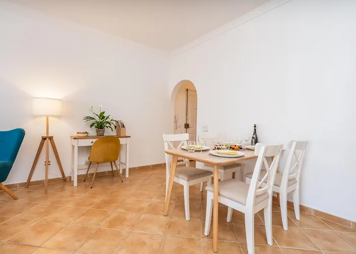 Sunny Flat W/ Balcony Near The Sea By Hostwise 아파트