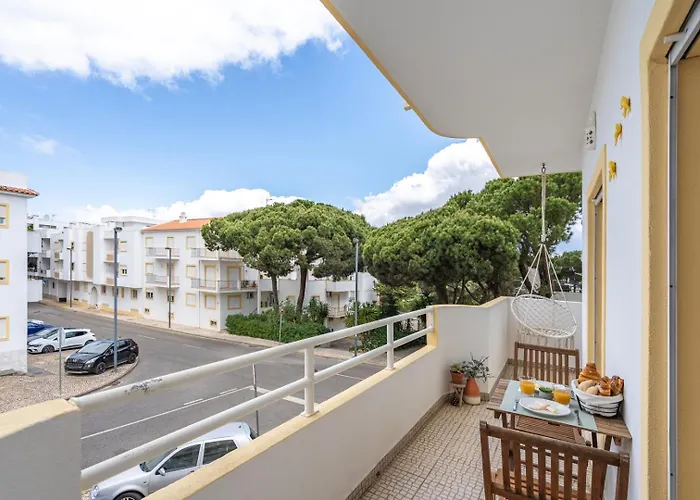 아파트 Sunny Flat W/ Balcony Near The Sea By Hostwise