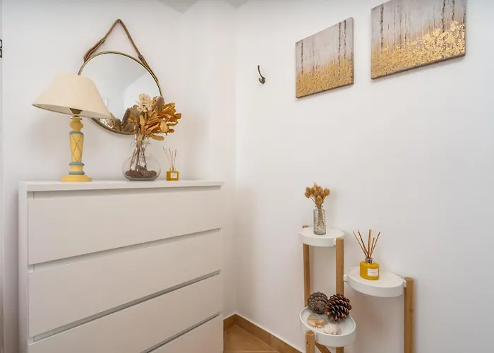 Sunny Flat W/ Balcony Near The Sea By Hostwise 아파트