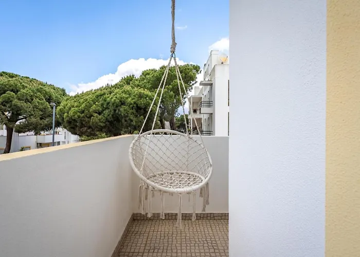 Sunny Flat W/ Balcony Near The Sea By Hostwise 아파트