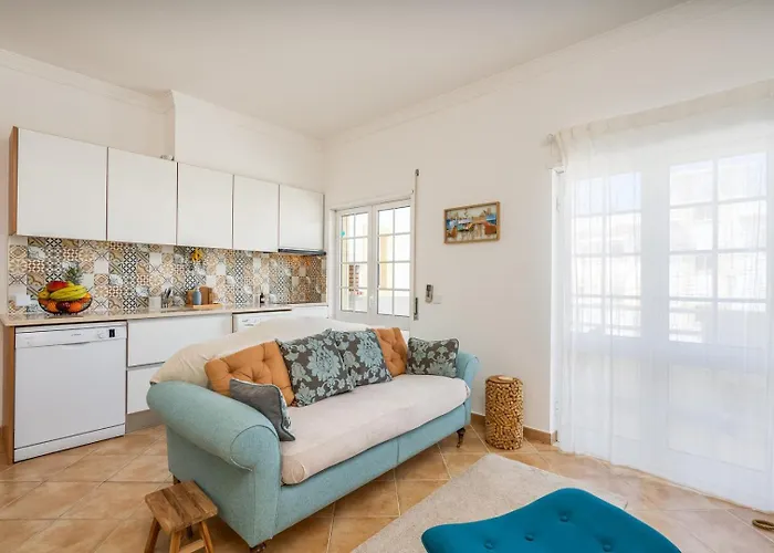 아파트 Sunny Flat W/ Balcony Near The Sea By Hostwise *