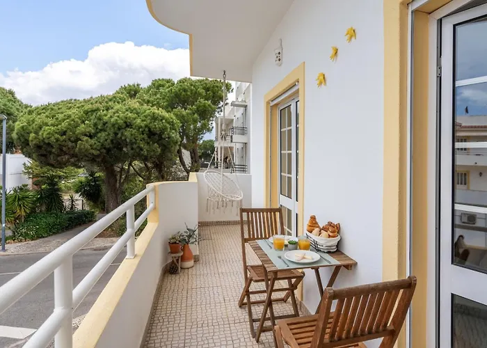 Sunny Flat W/ Balcony Near The Sea By Hostwise 아파트